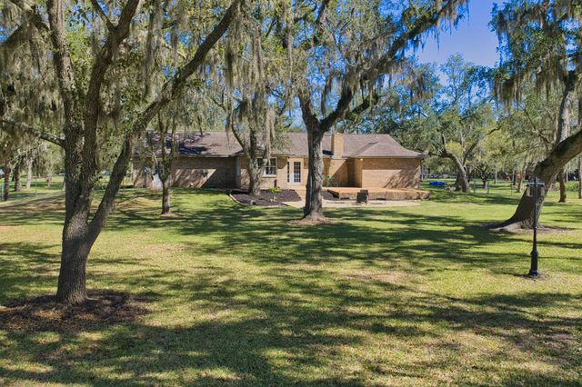 319 Buffalo Trail, Lake Jackson, TX 77566