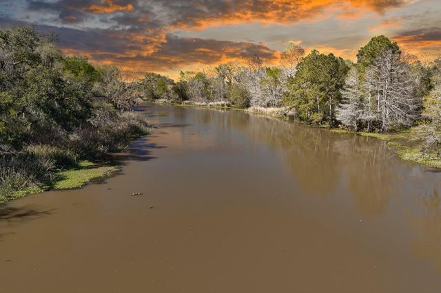 319 Buffalo Trail, Lake Jackson, TX 77566