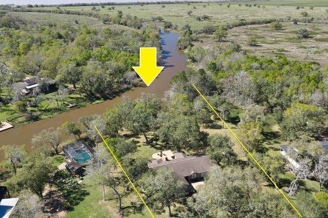319 Buffalo Trail, Lake Jackson, TX 77566