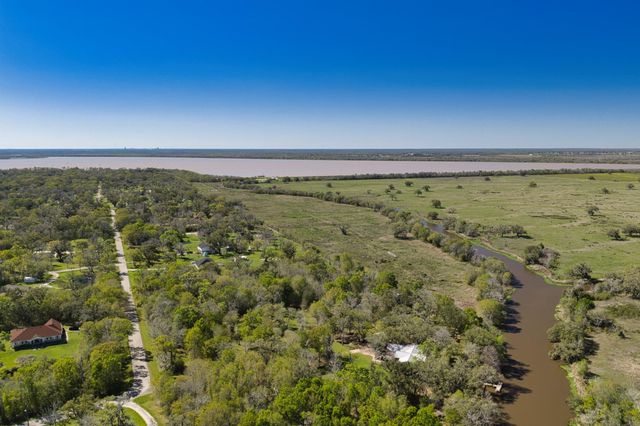 319 Buffalo Trail, Lake Jackson, TX 77566