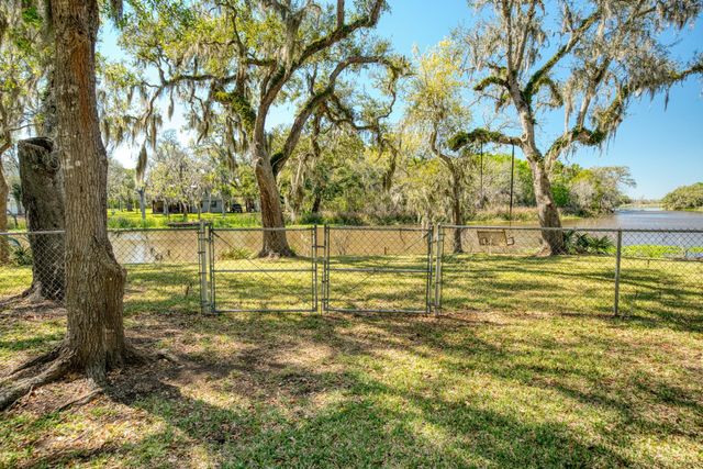 319 Buffalo Trail, Lake Jackson, TX 77566