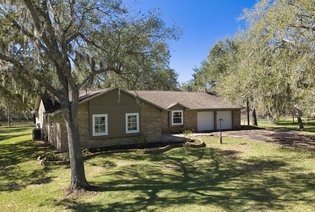 319 Buffalo Trail, Lake Jackson, TX 77566