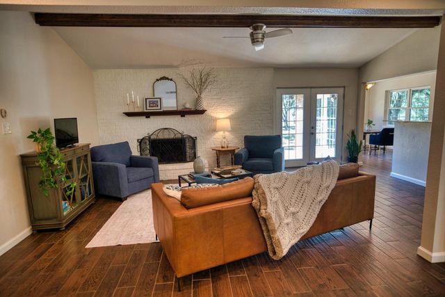 319 Buffalo Trail, Lake Jackson, TX 77566