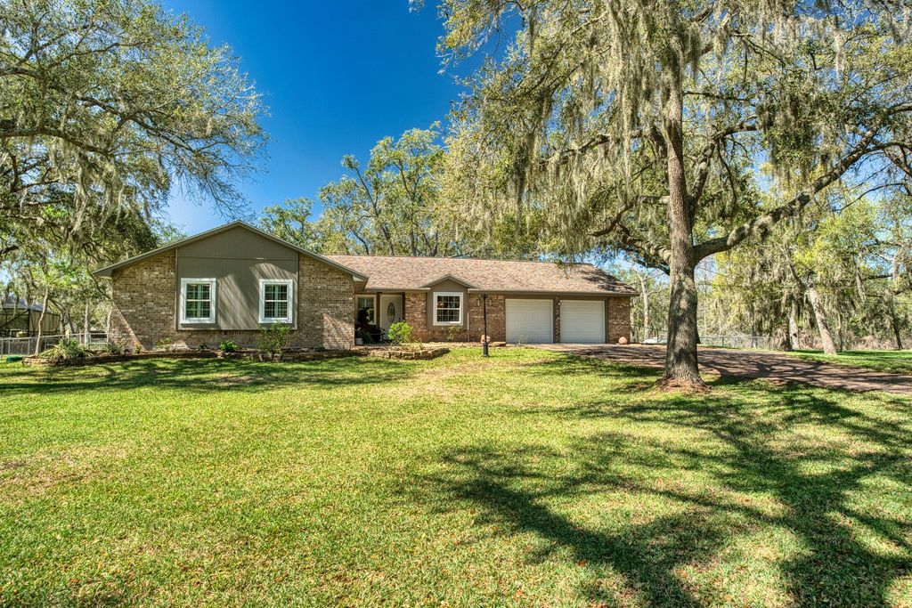 319 Buffalo Trail, Lake Jackson, TX 77566