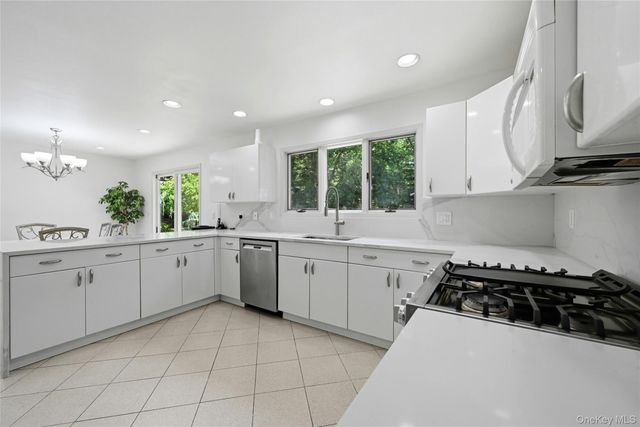 4 Laurelwood Court, Dix Hills, NY 11746