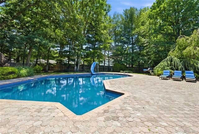 4 Laurelwood Court, Dix Hills, NY 11746