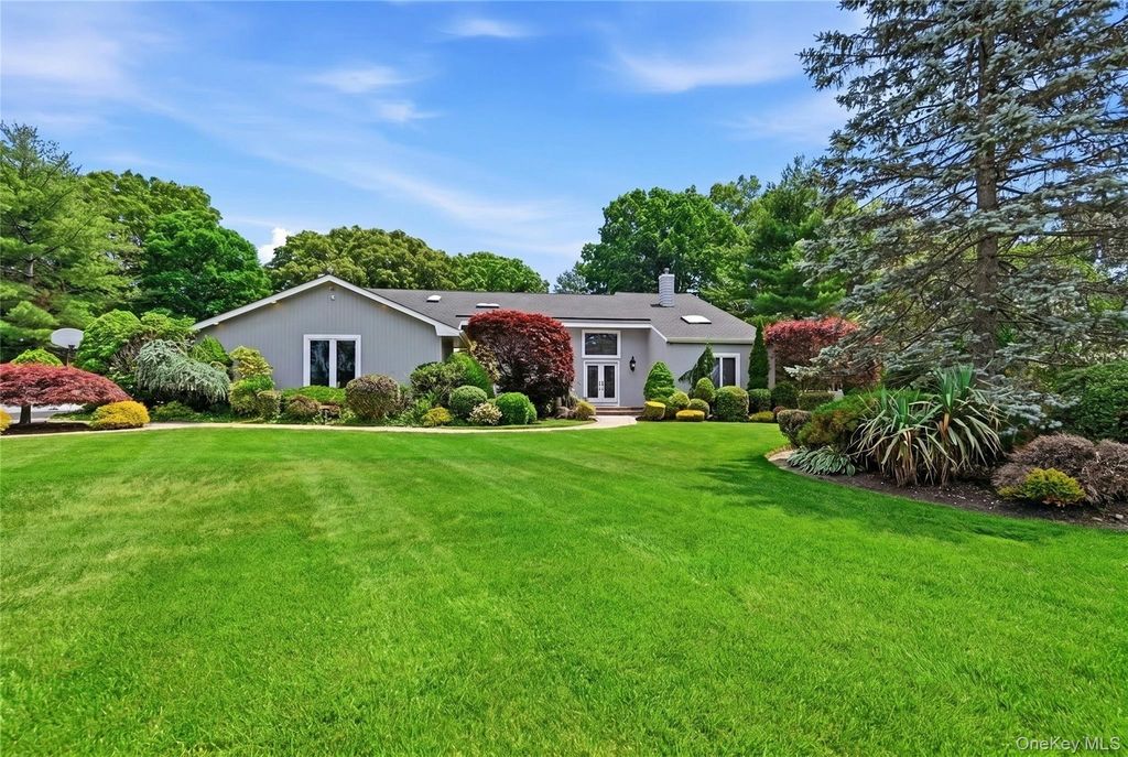 4 Laurelwood Court, Dix Hills, NY 11746