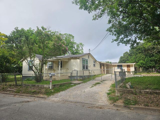 907 Neches ST, Lockhart, TX 78644
