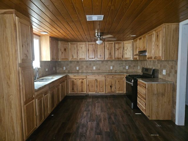 907 Neches ST, Lockhart, TX 78644