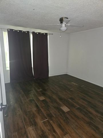 907 Neches ST, Lockhart, TX 78644