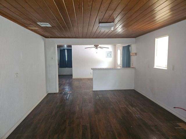 907 Neches ST, Lockhart, TX 78644