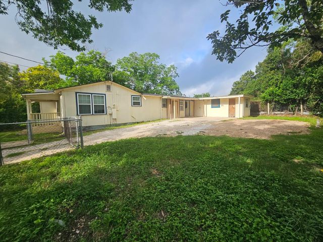 907 Neches ST, Lockhart, TX 78644