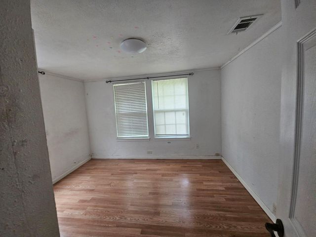 907 Neches ST, Lockhart, TX 78644