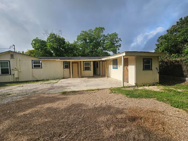 907 Neches ST, Lockhart, TX 78644