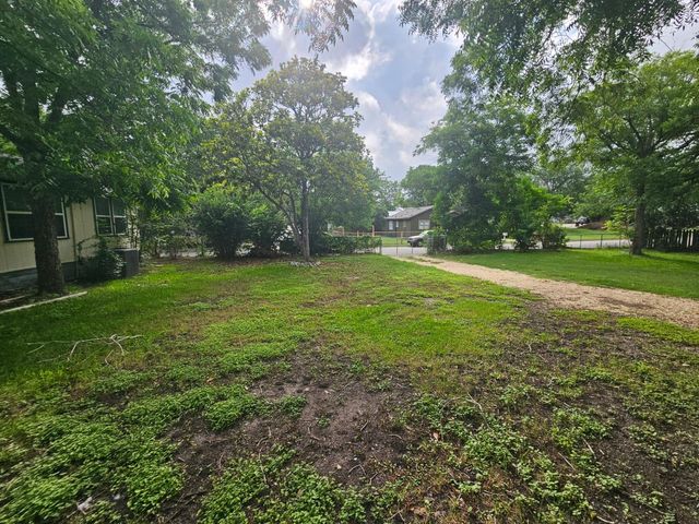 907 Neches ST, Lockhart, TX 78644