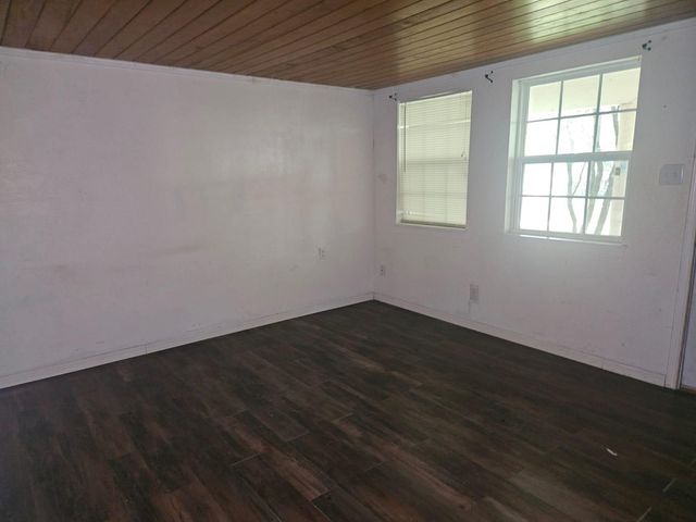 907 Neches ST, Lockhart, TX 78644