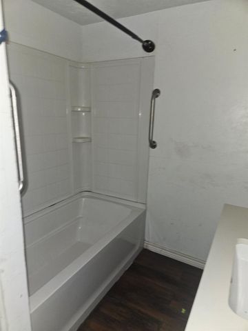 907 Neches ST, Lockhart, TX 78644