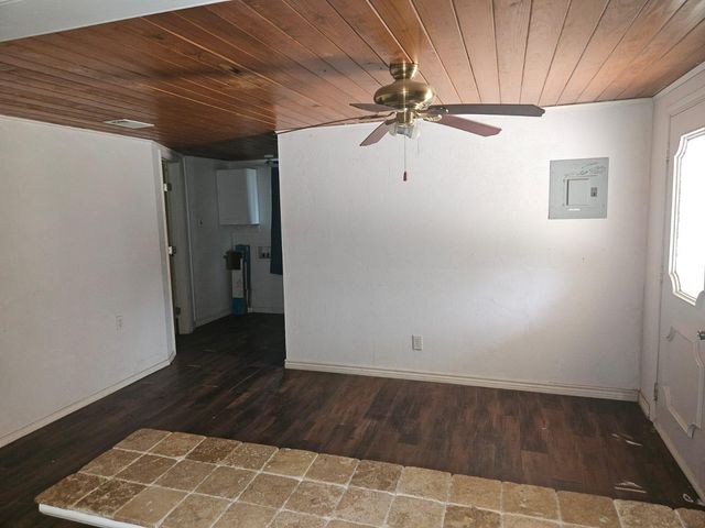 907 Neches ST, Lockhart, TX 78644