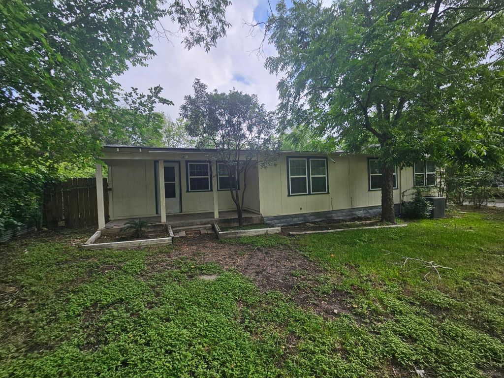 907 Neches ST, Lockhart, TX 78644