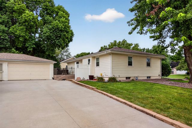 813 SE Uehlamar Drive, Ankeny, IA 50021