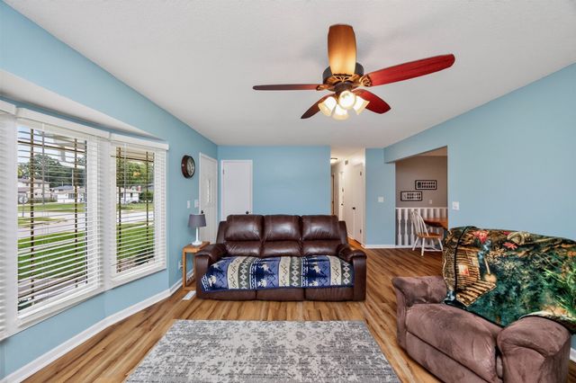 813 SE Uehlamar Drive, Ankeny, IA 50021
