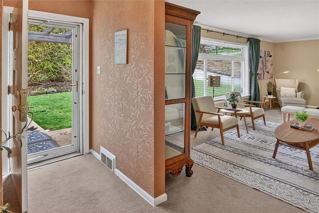 462 Greenhurst Dr, Mt Lebanon, PA 15243