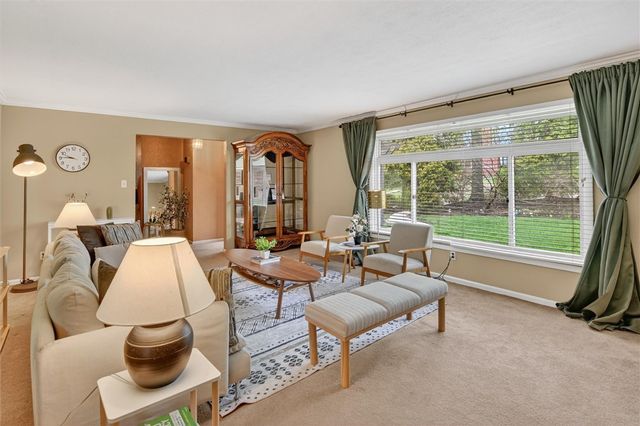 462 Greenhurst Dr, Mt Lebanon, PA 15243
