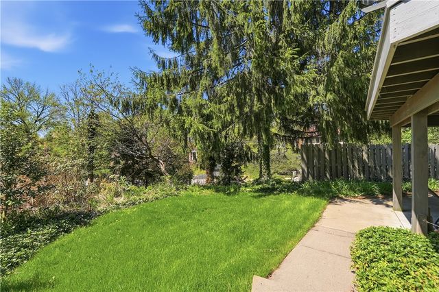 462 Greenhurst Dr, Mt Lebanon, PA 15243