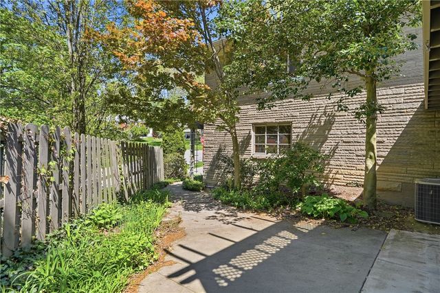 462 Greenhurst Dr, Mt Lebanon, PA 15243