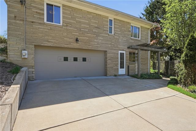 462 Greenhurst Dr, Mt Lebanon, PA 15243