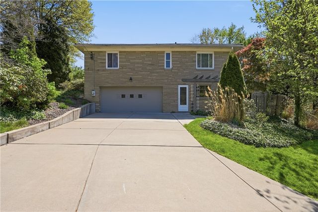 462 Greenhurst Dr, Mt Lebanon, PA 15243