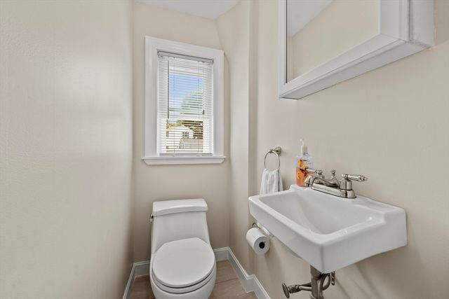 4 Sendick Rd, Woburn, MA 01801