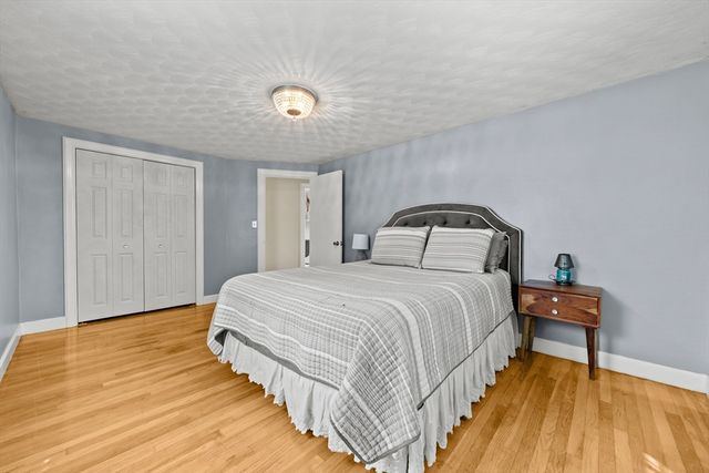 4 Sendick Rd, Woburn, MA 01801