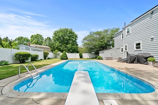 4 Sendick Rd, Woburn, MA 01801