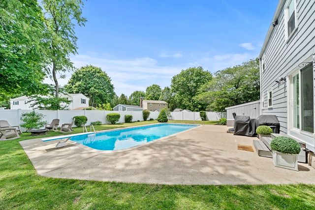 4 Sendick Rd, Woburn, MA 01801