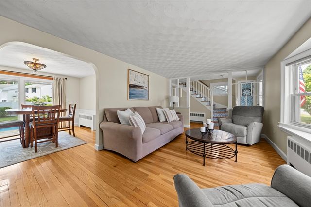 4 Sendick Rd, Woburn, MA 01801