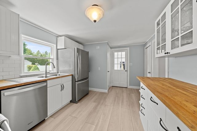 4 Sendick Rd, Woburn, MA 01801