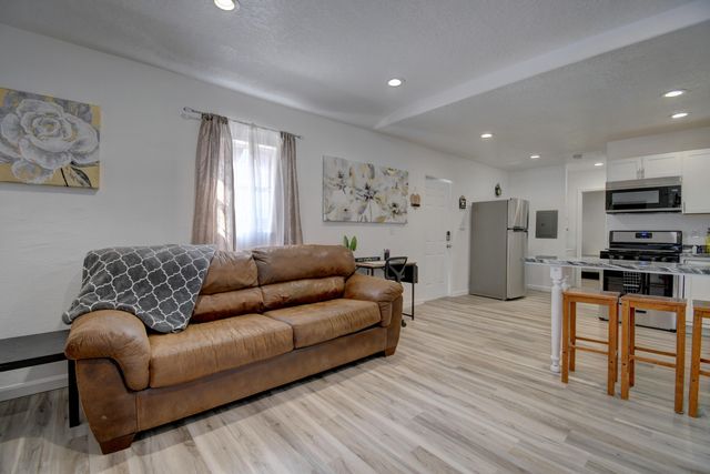 902 Coal Avenue SW, Albuquerque, NM 87102