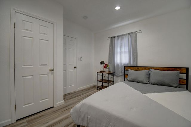 902 Coal Avenue SW, Albuquerque, NM 87102