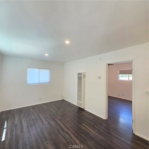 5432 Woodlake Avenue N, Woodland Hills, CA 91367