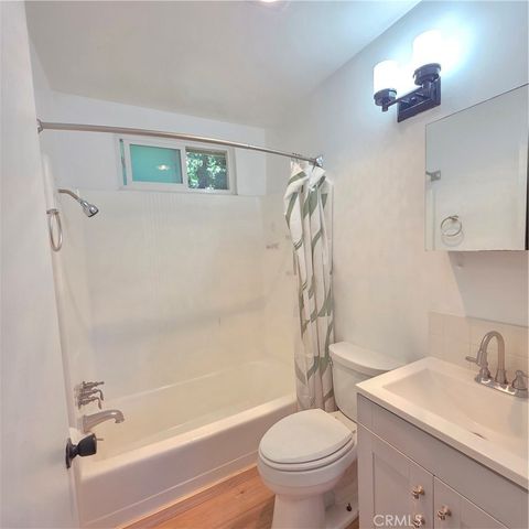 5432 Woodlake Avenue N, Woodland Hills, CA 91367