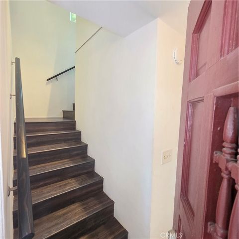 5432 Woodlake Avenue N, Woodland Hills, CA 91367