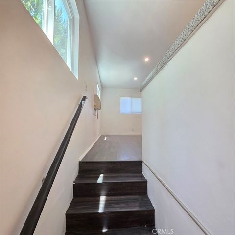 5432 Woodlake Avenue N, Woodland Hills, CA 91367