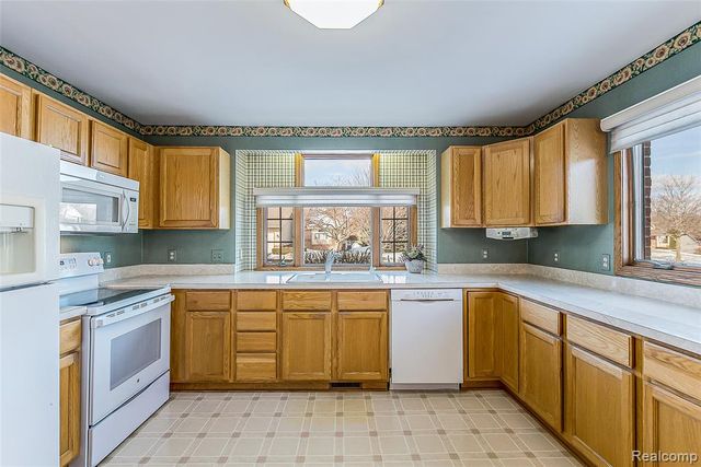 1201 Arbor Ridge Drive 18, Brighton, MI 48116