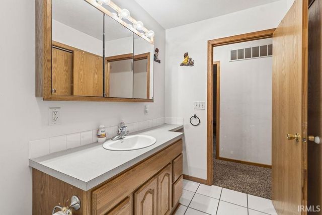 2804 E Lapoint Drive, Milford, IN 46542