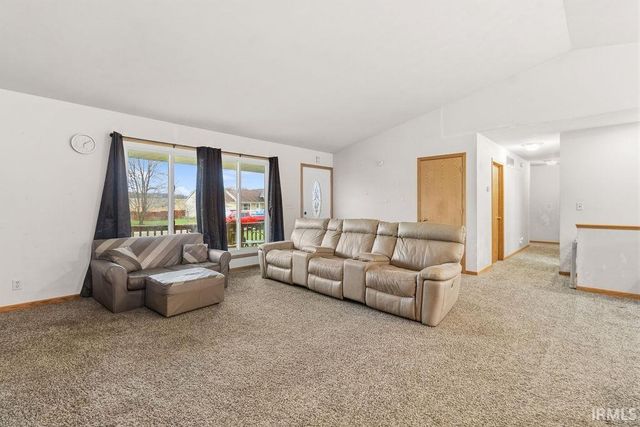 2804 E Lapoint Drive, Milford, IN 46542