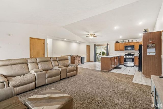 2804 E Lapoint Drive, Milford, IN 46542