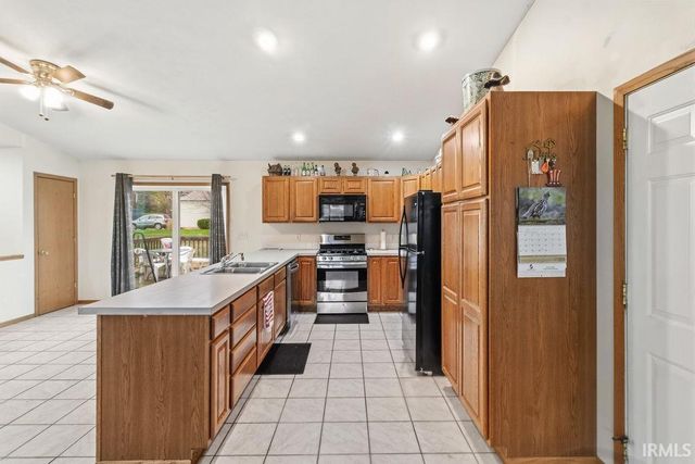 2804 E Lapoint Drive, Milford, IN 46542