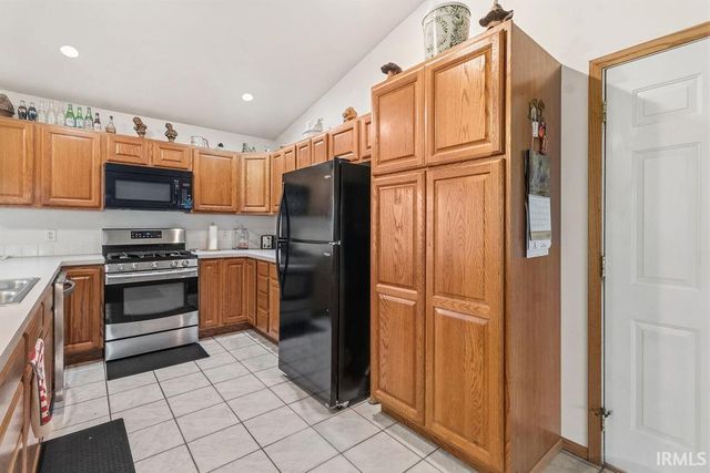 2804 E Lapoint Drive, Milford, IN 46542