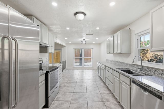 2400 York Minster Court, Arlington, TX 76006